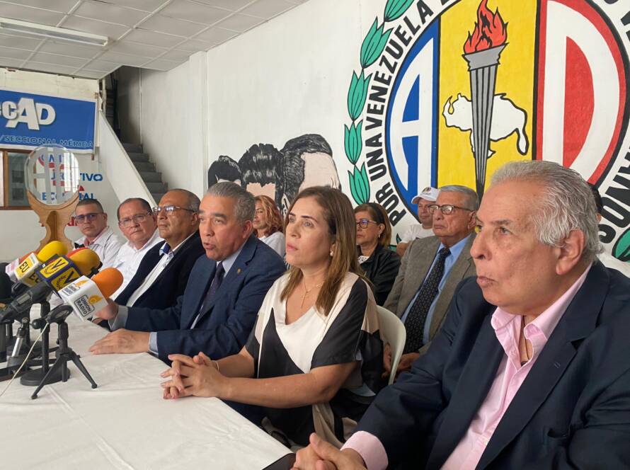 Luis Eduardo Martínez sostuvo un encuentro con los periodistas de la ciudad de Mérida.